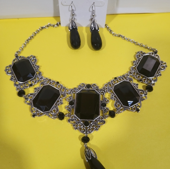 Elegant Black and Silver Necklace Set NWOT - Picture 2 of 2